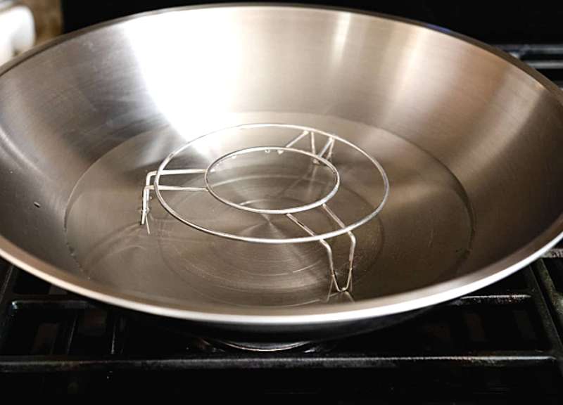 Steam rack in wok