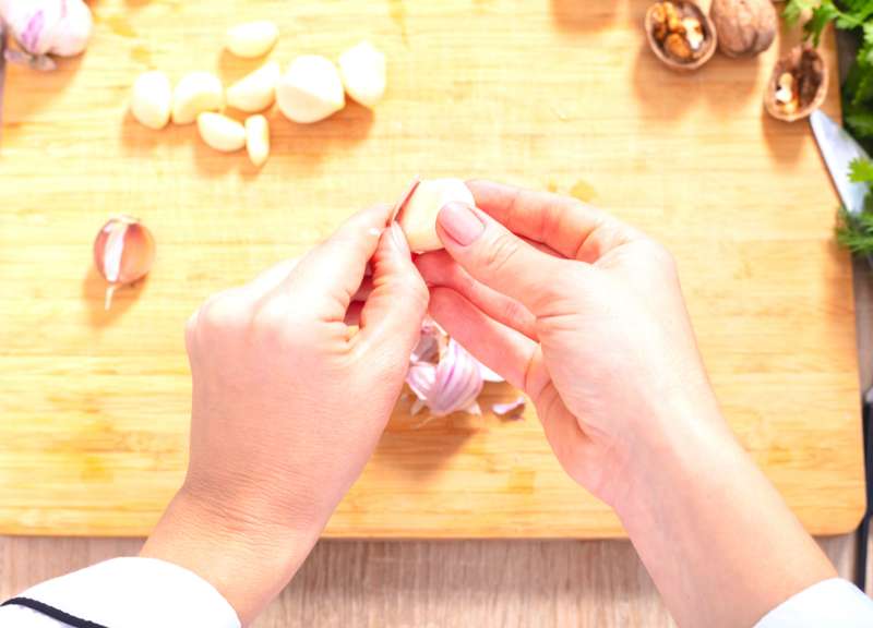 cleaning garlic