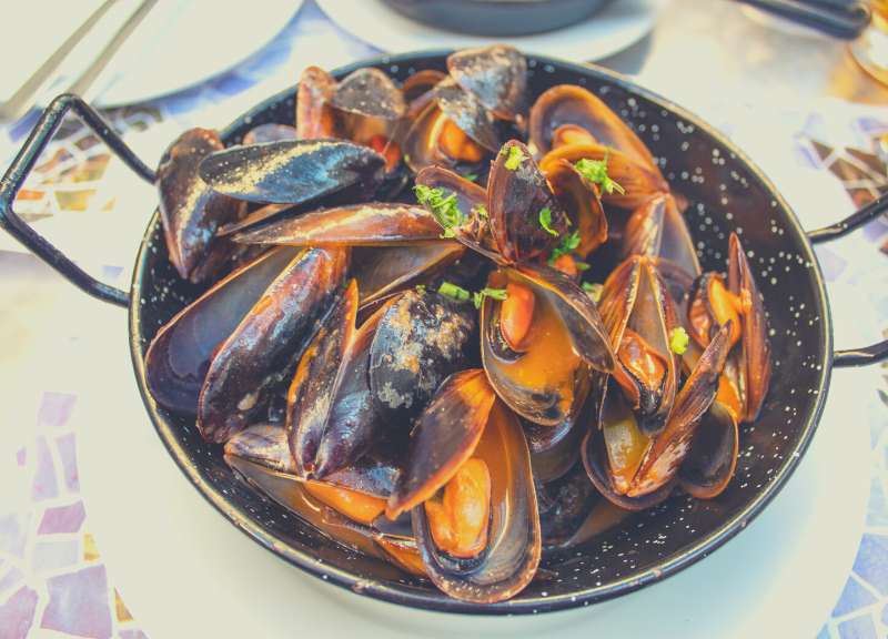 steaming mussels