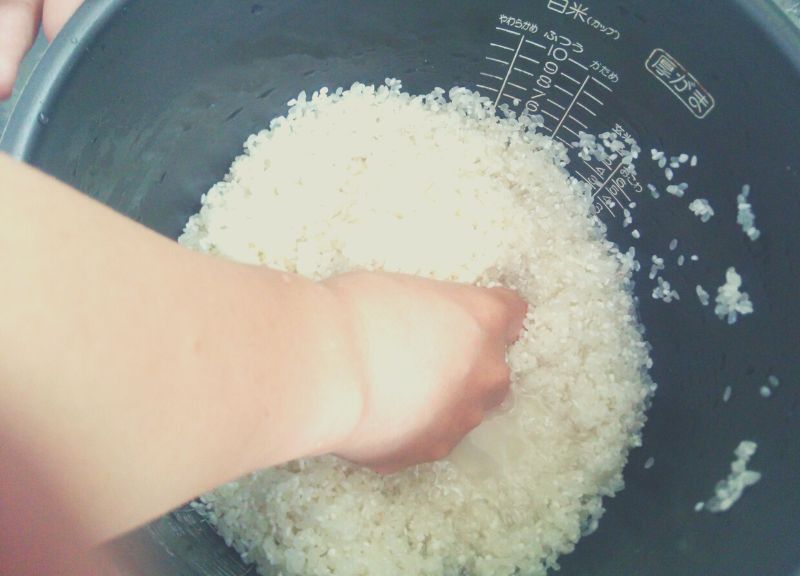 washing the rice